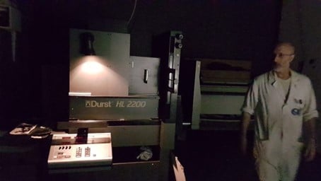 Photo de Diamantino Quintas dans une des chambres noires, dotée d’un agrandisseur Durst HL 2200. Photo © Pierre d’Ornano